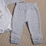 Conjunto Bebê com Body Neutro calça na cor cinza e body off e cinza