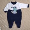 Macacão Bebê Menino na cor marinho e branco