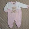 Macacão Bebê Menina na cor rosa e creme