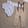 Conjunto Infantil Menino Batizado calça na cor caqui e body camisa na cor branco