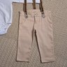 Conjunto Infantil Menino Batizado calça na cor caqui e body camisa na cor branco