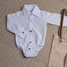 Conjunto Infantil Menino Batizado calça na cor caqui e body camisa na cor branco