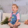 Jardineira Infantil Menina Jeans e camiseta na cor rosa