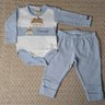 Conjunto Bebê Menino c/ Body calça azul bebê e body azul bebê com off