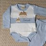Conjunto Bebê Menino c/ Body calça azul bebê e body azul bebê com off