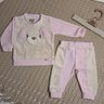 Conjunto Infantil Menina Plush Baby blusa e calça na cor rosa com off