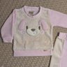 Conjunto Infantil Menina Plush Baby blusa e calça na cor rosa com off