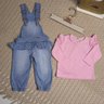 Jardineira Infantil Menina Jeans e camiseta na cor rosa