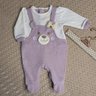 Macacão Bebê Menina Jardineira na cor lavanda e off