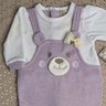 Macacão Bebê Menina Jardineira na cor lavanda e off