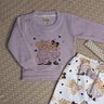 Conjunto Infantil Menina calça na cor off com estampa e blusa na cor lavanda