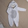 Macacão Bebê Neutro na cor off e cinza