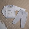 Conjunto Bebê Neutro calça na cor cinza e blusa na cor off