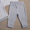 Conjunto Bebê Neutro calça na cor cinza e blusa na cor off