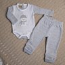 Conjunto Bebê com Body Neutro calça na cor cinza e body off e cinza