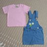 Jardineira Infantil Menina Jeans e camiseta na cor rosa