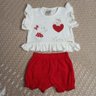 Conjunto Infantil Menina shorts na cor vermelho e blusa creme