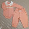Conjunto de Body Bebê Menina calça na cor salmão e body na cor salmão com gola na cor off bordada