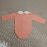 Conjunto de Body Bebê Menina calça na cor salmão e body na cor salmão com gola na cor off bordada