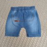 Conjunto Infantil Menino camiseta na cor mescla claro e shorts jeans