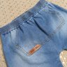 Conjunto Infantil Menino camiseta na cor mescla claro e shorts jeans