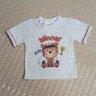 Conjunto Infantil Menino camiseta na cor mescla claro e shorts jeans