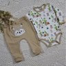Conjunto Body bebe menino calça sarruel em trico caqui e body em suedine estampado