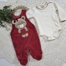 Jardineira com body bebê menina body  na cor creme jardineira na cor vermelha