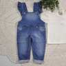 Jardineira Jeans Infantil Menina com camiseta manga longa na com creme