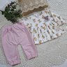 Conjunto Bebê menina com Bata em suedine com estampa exclusiva na cor creme e calça sarruel em cotton na cor rosa