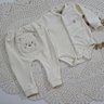 Conjunto com Body Bebê Neutro com calça Saruel na cor creme
