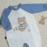 Macacao Bebe menino na cor creme com mangas raglan na cor azul
