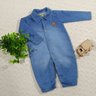 Macacão jeans bebe menino com abertura na frente e aplicação de brasão de couro no peito