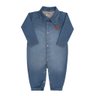 Macacão jeans bebe menino com abertura na frente e aplicação de brasão de couro no peito