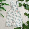 Jardineira infantil menino camiseta em malha na cor verde pescoço com viés jardineira com regulagem nas alças em sarja creme com estampa