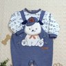 Macacao jardineira bebe menino em malha piquet na cor jeans com peito e manga em suedine com estampa de cachorrinho