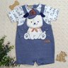 Macacão curto bebe menino em malha piquet na cor jeans com peito e mangas em suedine com estampa de cachorrinho