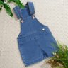 Jardineira jeans infantil com blusa em malha trico na cor off