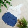 Conjunto jeans infantil com blusa em malha trico e shorts jeans com babados nas laterais