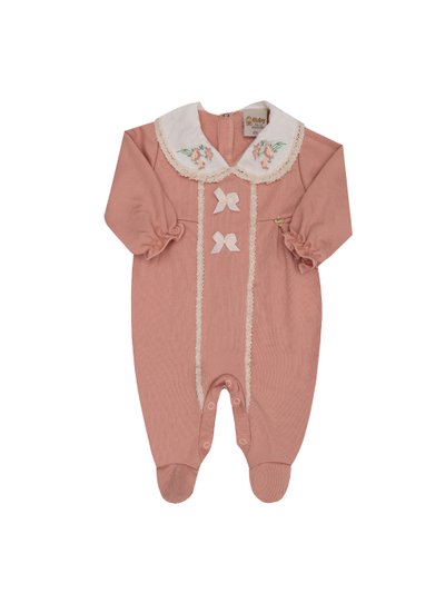 Macacão bebe menina com aplicação de laço na pala gola bordada com aplicação de renda abertura nas costas e entrepernas na cor salmão