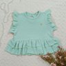 Conjunto jeans infantil menina blusa com babados em malha trico na cor verde shorts saia em jeans com bordado