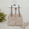 Conjunto infantil batizado menino pecas 3 body em malha canelada na cor off e shorts em sarja caqui e suspensório