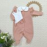 Macacao prematuro bebe menina com pala em malha trico na cor off e macacão em malha canelada na cor salmão