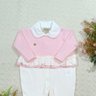 macacão bebe menina com pala em malha creme com pala em malha trico na cor rosa